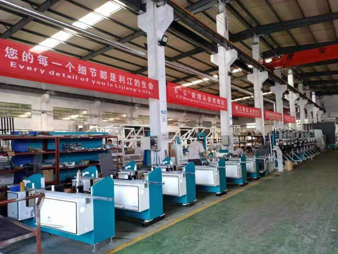 Vertikales isolierendes Glasfertigungsstraße-Gas, das Roboter mit Ai-System füllt und drückt 9