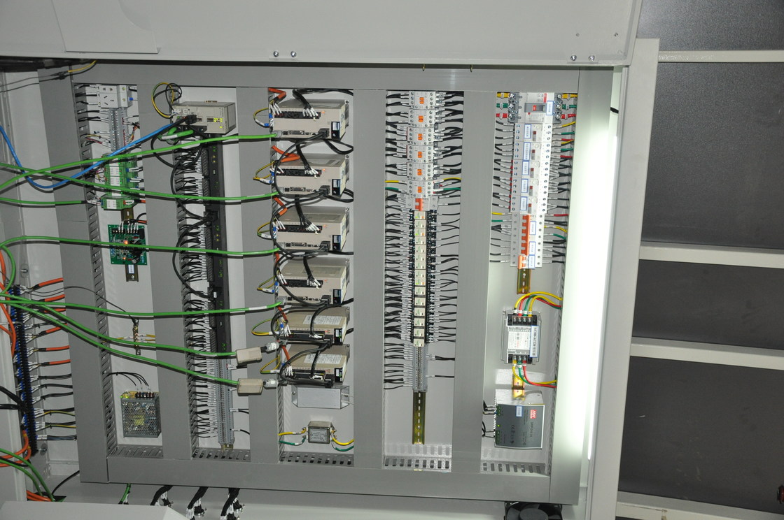 Vertikale isolierende Glasfertigungsstraße/isolierende Glasservomotoren des dichtungs-Roboter-8