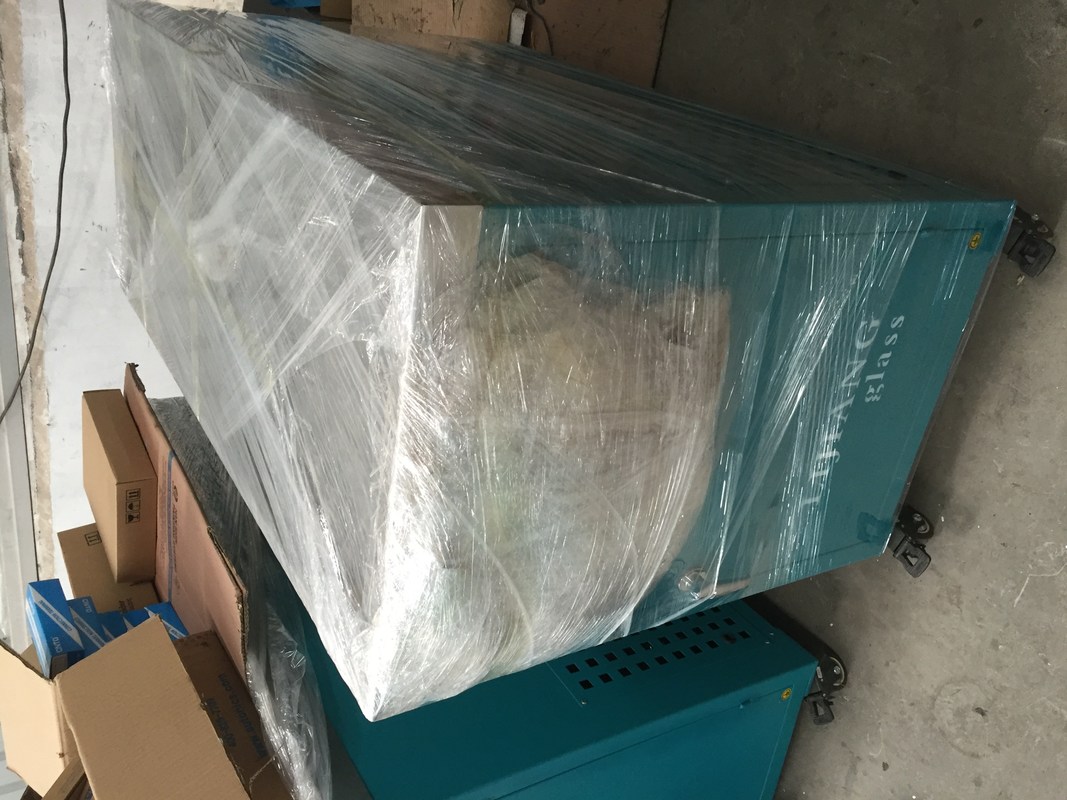 Der Leimpistolegefrierschrank wird im Kleberprozeß des zentrales Steuerglases benutzt, und die manuelle Leimpistole wird in gespeichert