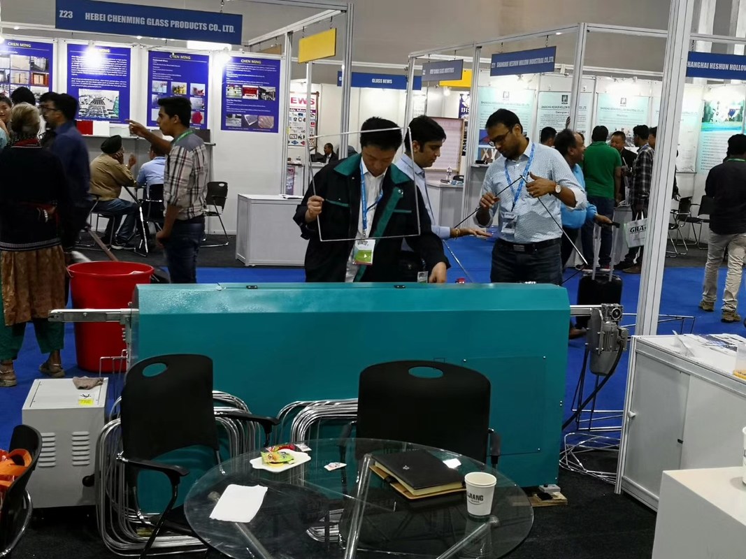 Die Art der Butylmaschine des extruders LJTB01 wird für Aluminiumdistanzscheibenrahmen gleichmäßig verbreiten mit heißem Schmelzbutyl benutzt