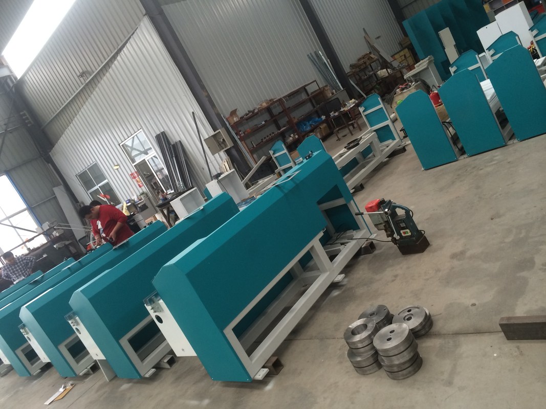 Die Butylmaschine des extruders LJTB01 wird für Aluminiumdistanzscheibenrahmen gleichmäßig verbreiten mit heißem Schmelzbutyl benutzt.