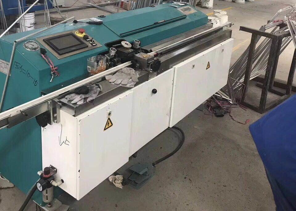 Die Butylmaschine des extruders LJTB01 wird für Aluminiumdistanzscheibenrahmen gleichmäßig verbreiten mit heißem Schmelzbutyl benutzt.