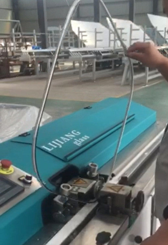 Die Art der Butylmaschine des extruders LJTB01 wird für Aluminiumdistanzscheibenrahmen gleichmäßig verbreiten mit heißem Schmelzbutyl benutzt.