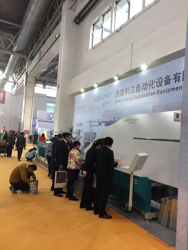 Verbiegende Maschine der automatischen Distanzscheibe ist eine spezielle Ausrüstung für die Herstellung von Aluminiumrahmen des isolierenden Glases