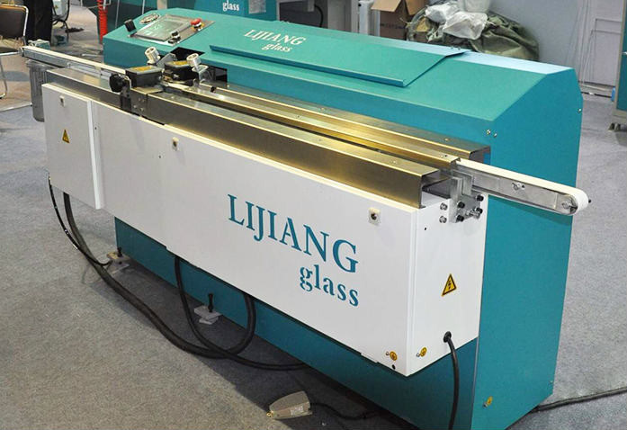 Die Art der Butylmaschine des extruders LJTB01 wird für Aluminiumdistanzscheibenrahmen gleichmäßig verbreiten mit heißem Schmelzbutyl benutzt.