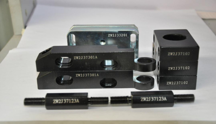 Farbe fertigte genaue Distanzscheiben-verbiegende Maschine des Winkel-±0.5mm besonders an