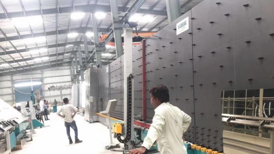 Vertikales niedriges E Glas-Kantenschleifmaschine 29m/min für das Film-Rand-Löschen